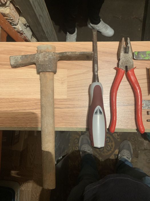 Тиски в упаковке ключ гаичный, ,отвертки , паяльник, ножовки