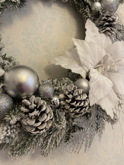 Большой 55 см хвойный венок на двери белый серебряный литой