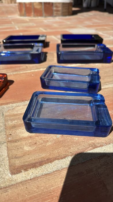 Conjunto de cinzeiros em vidro azul e castanho
