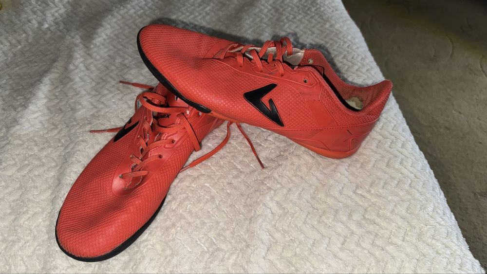 Продам бутси,сороконожки,футзалки,кросовки 41размер Demix