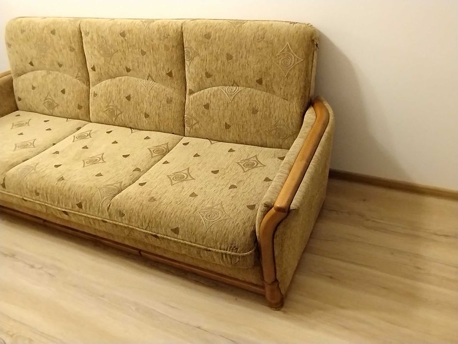 Wersalka z pomysłowym systemem otwierania