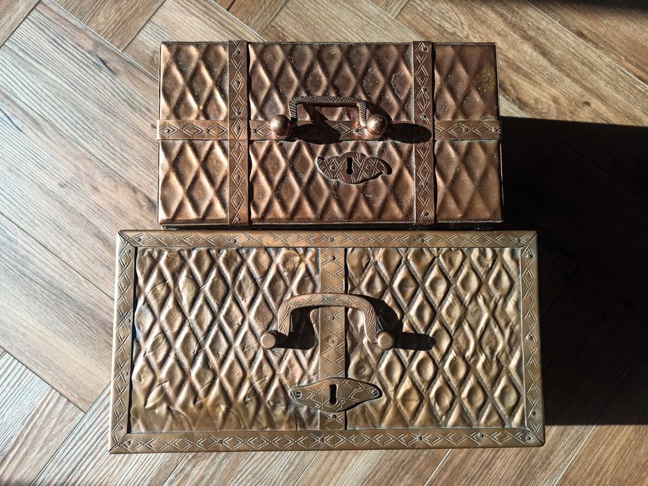 Dwie metalowe skrzynie / kufry (vintage)