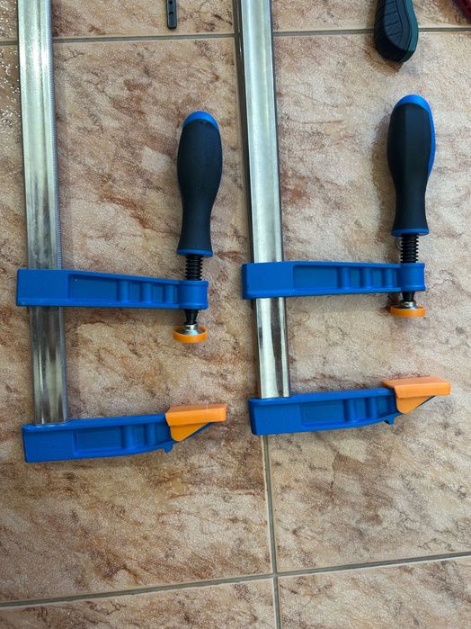 Grampos de carpinteiro e pé de cabra