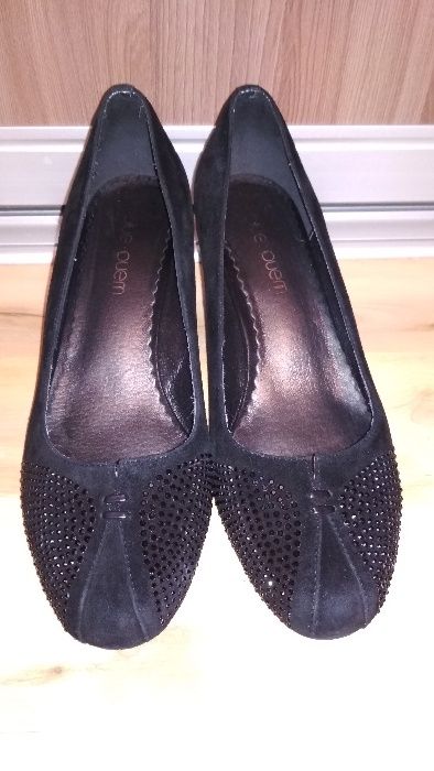 Продам женские, замшевые туфли.