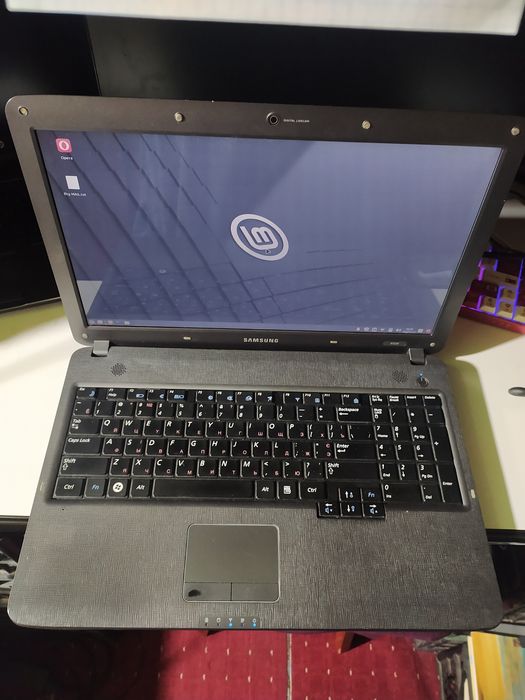 (Справний!) Ноутбук Samsung R528 8gb ddr3 (Продаю без притензій)