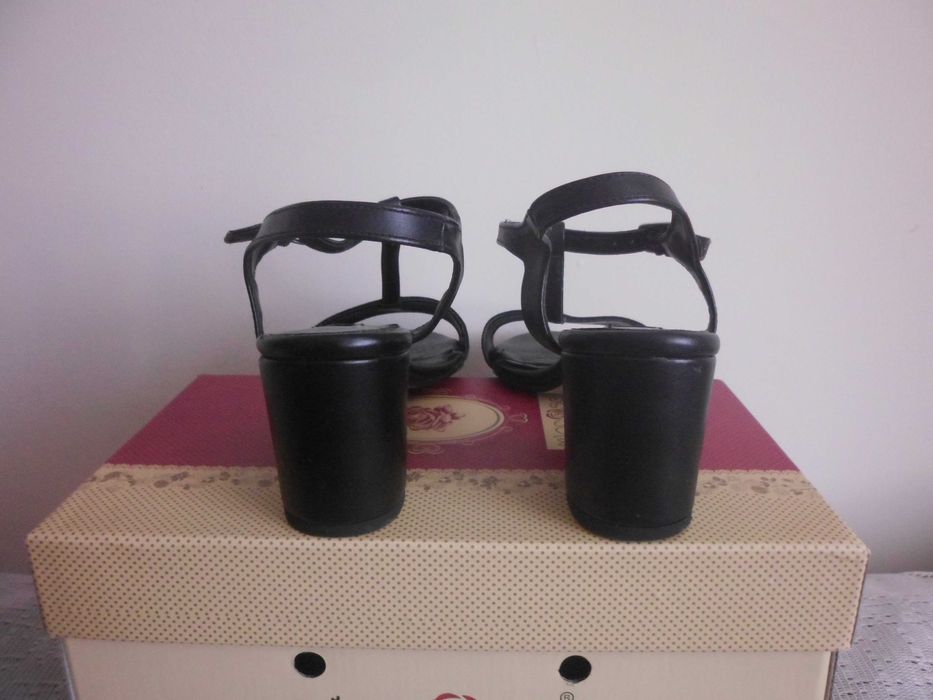 sandálias como novas para senhora cor preta