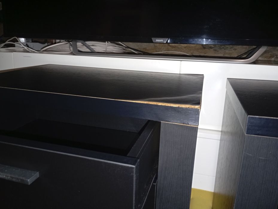 Uma mesas de cabeceira.