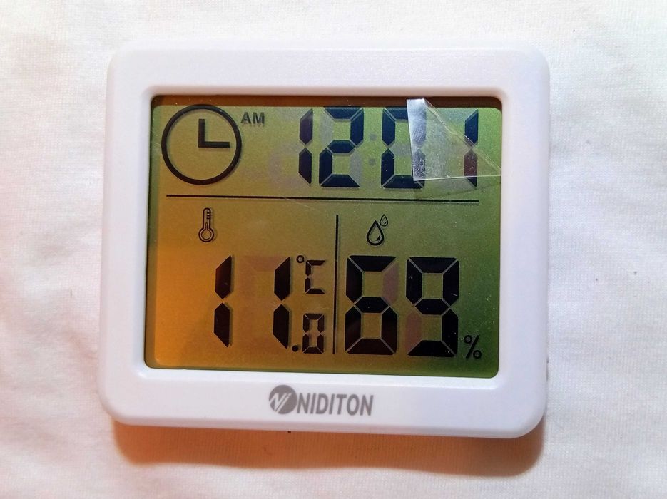 Termómetro e higrómetro. Relógio digital