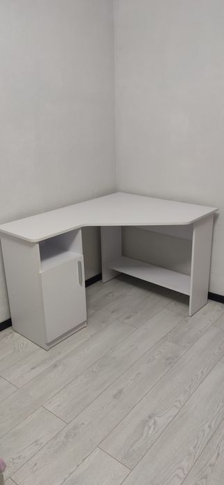 Кутовий стіл білого кольору.
