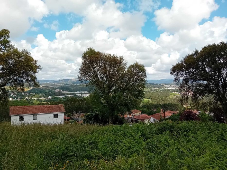 Terreno com vista panorâmica com 2 arruamentos,  nasceste e poente