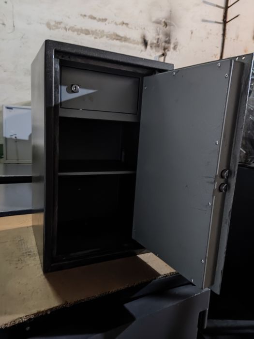 Продаю б.у  сейф ЛУКА ШО 065