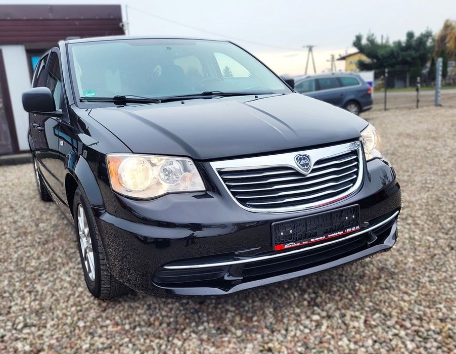 Lancia Voyager Komfortowy minivan z bogatym wyposażeniem
