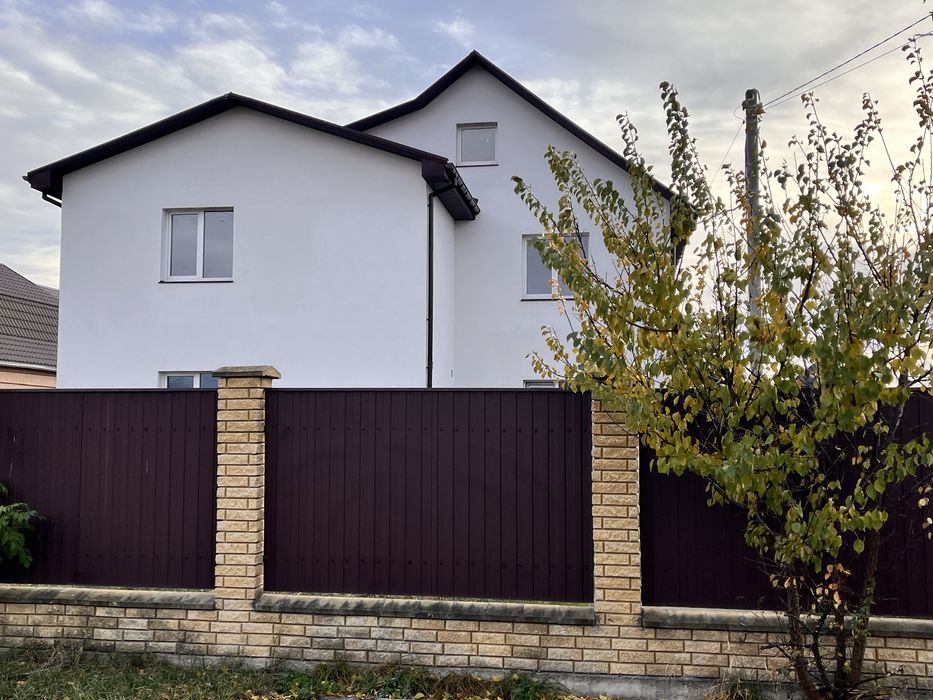 Продаж двох будинків за ціною одного