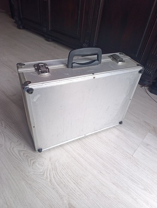 Walizka narzędziowa, kluczyk.