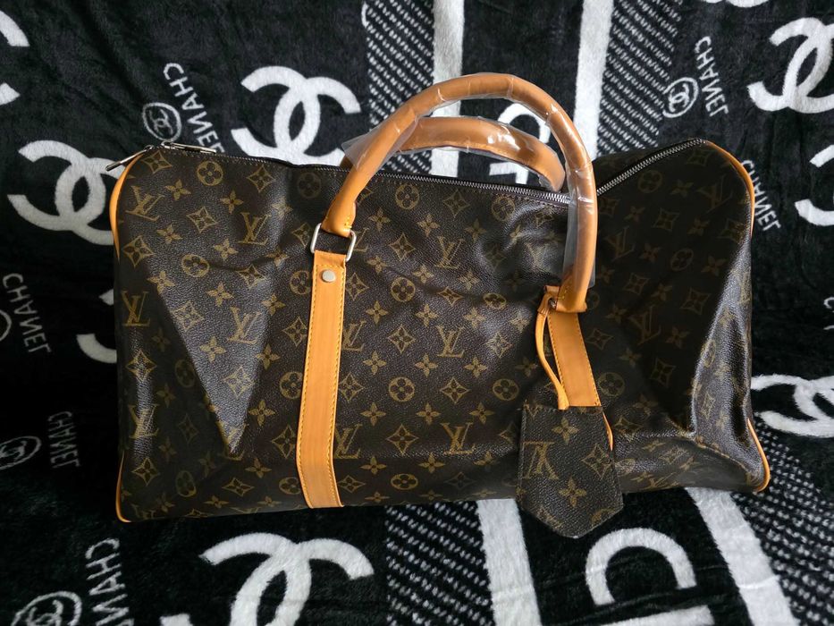 Torba podróżna Louis Vuitton w kolorze brązowym logowana w środku