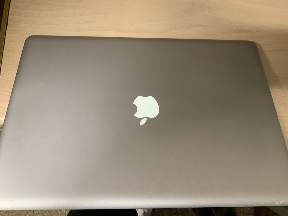 Mackbock pro 17  i7 8GB late 11