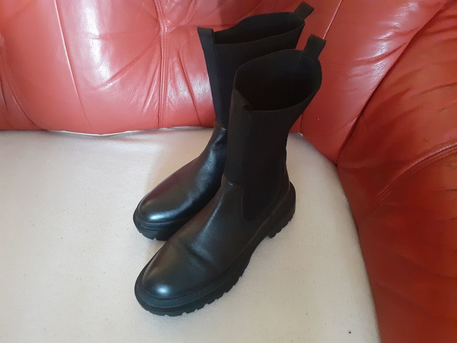 Wysokie buty damskie na grubej zeluwce.