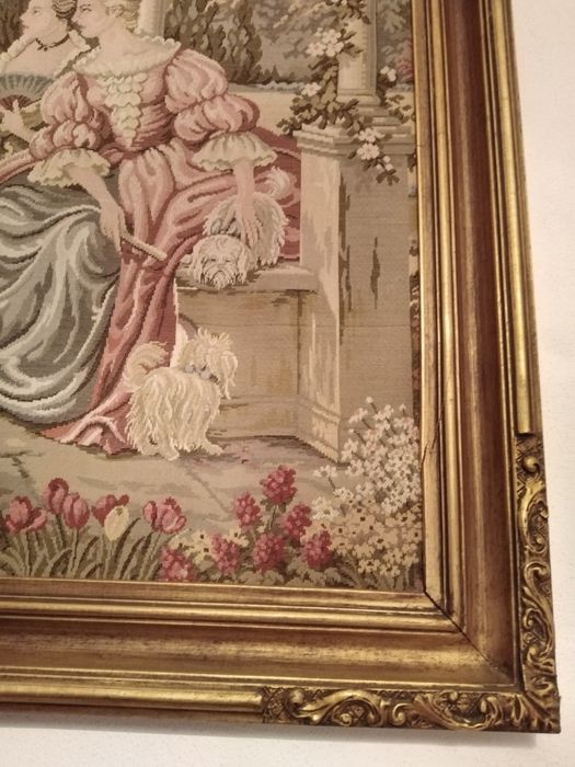 Quadro em Tapeçaria Gobelin com Cena da Corte e Moldura de Talha Doura