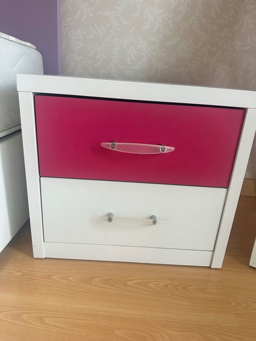 Sommier com colchão e mesa de cabeceira