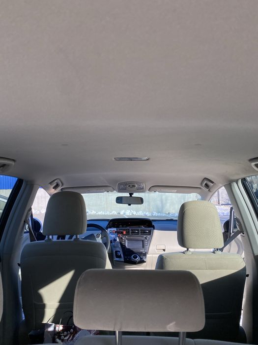 Продаж авто Toyota Prius V