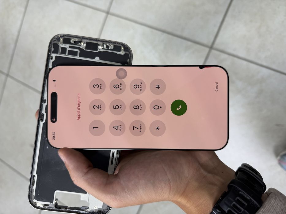 Дисплей iPhone 17 pro max з дифектом