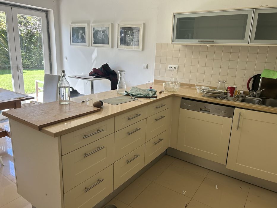 Móveis de cozinha  lacados,  modernos, em beije, com peninsula.