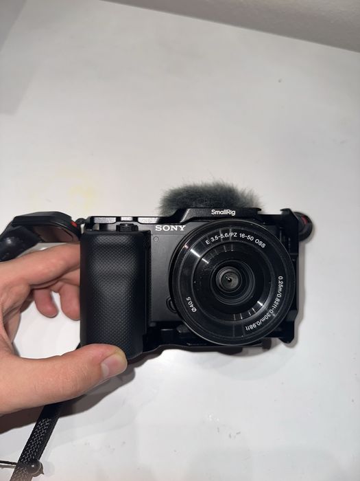 Sony ZV-E10 com lente do kit e jaula smallrig