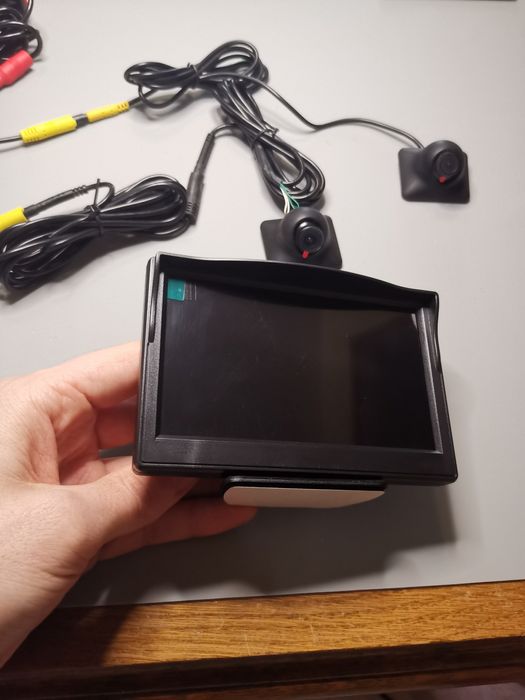 Автомобільний монітор з розділенням на 2 камери