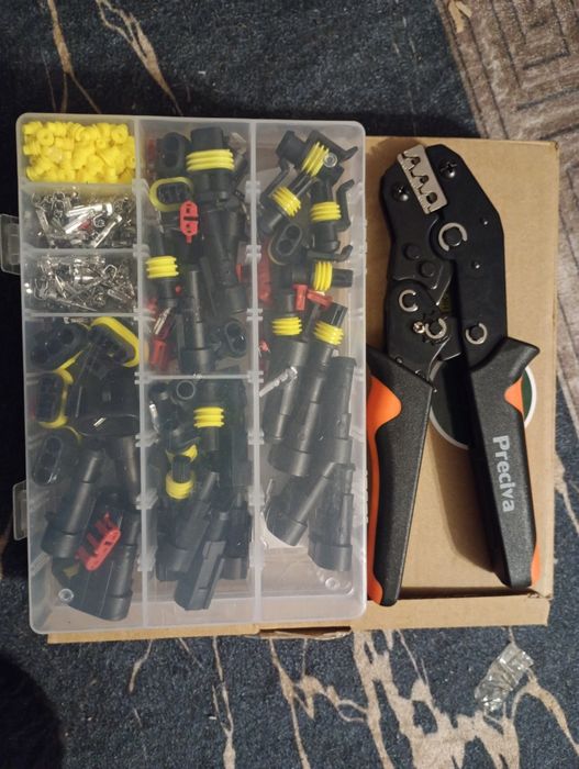 Zestaw szczypce do przewodów oraz 350  złączek, kostek itp.