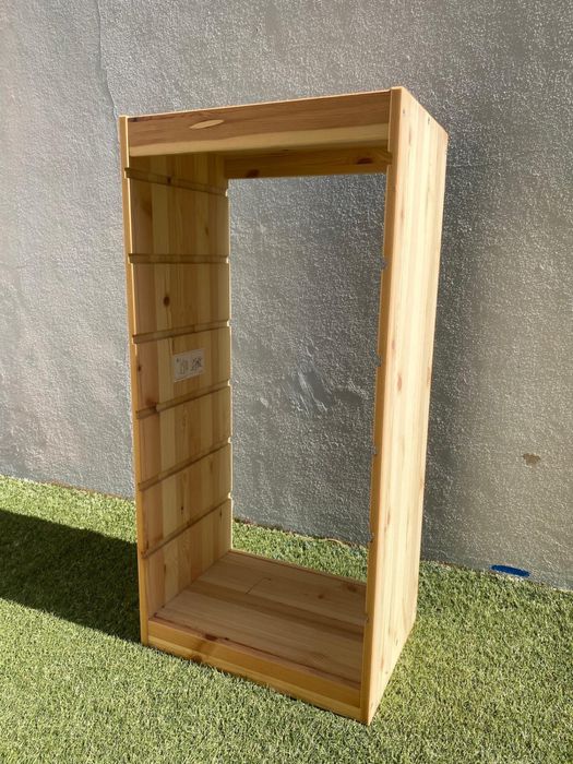 Movel de IKEA madeira de pinho. Trofast para arrumações.