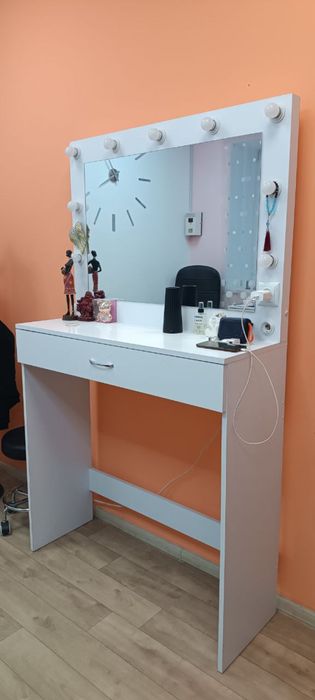 Продам косметический стол