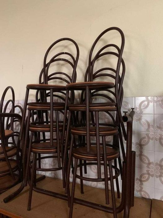 Vendo Mesas e cadeiras usadas, em ferro.