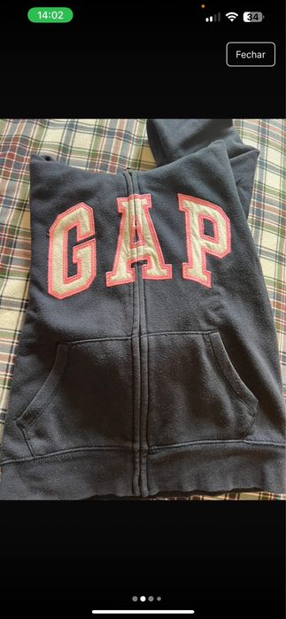 Casaco Gap azul com detalhes rosa
