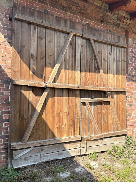 Brama drewniana, wrota od stodoły .  Stare drewno .