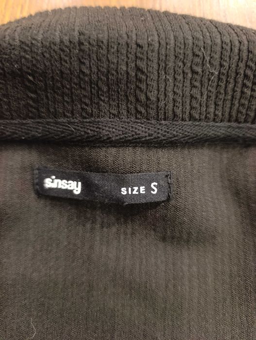 Obcisła sukienka z głębokim dekoltem czarna w prążek XS