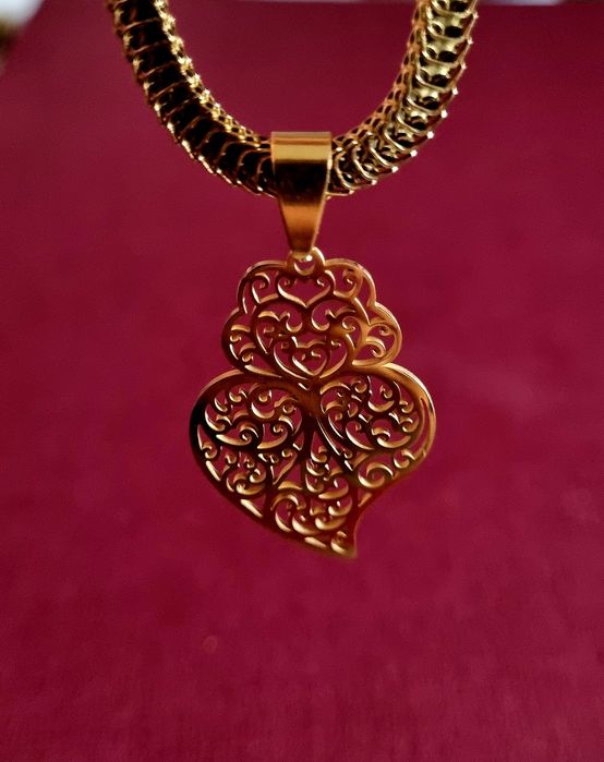 Colar dourado, em aço, malha grossa e um coração de Viana em filigrana