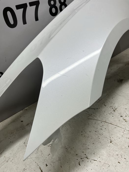 Ліве крило Tesla Model 3
