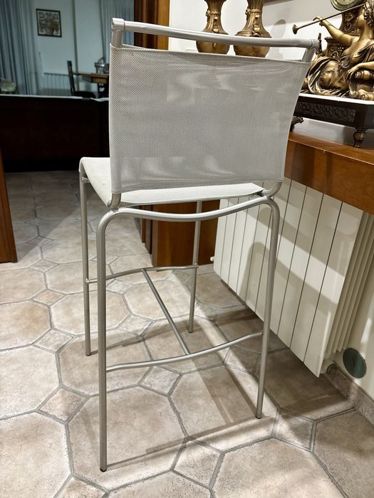 Duas cadeiras altas para sala ou cozinha