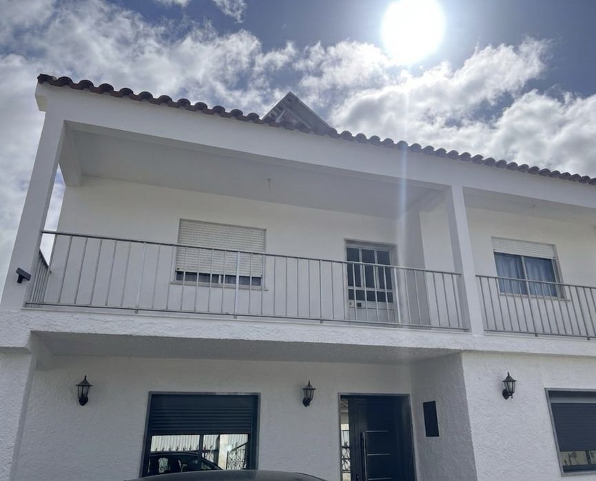 Casa res de chao e 1 andar com garagem e telheiro