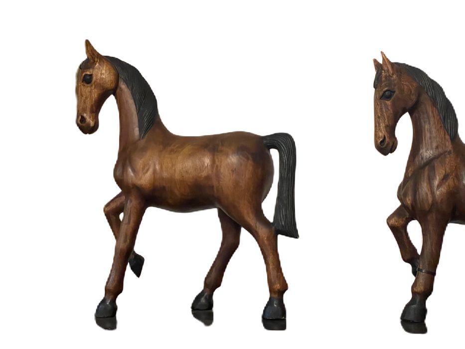 Cavalos de madeira de grandes dimensoes