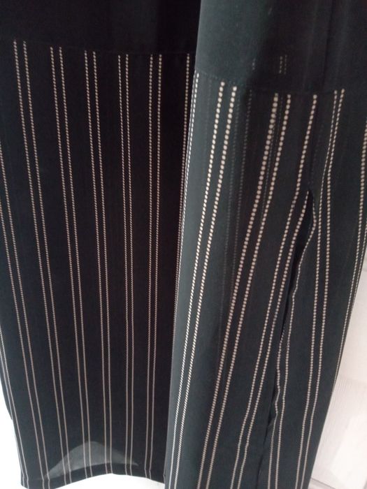 Czarna sukienka na ramiączkach z rozcięciem