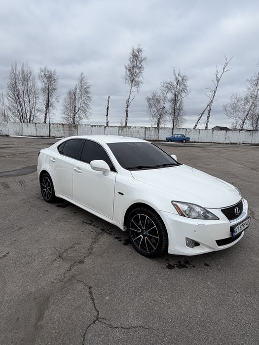 Продам Lexus is 220d