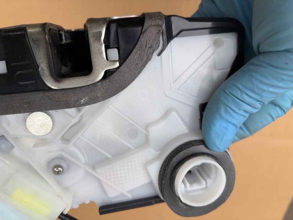 Zamek drzwi lewy przód Toyota Aygo X