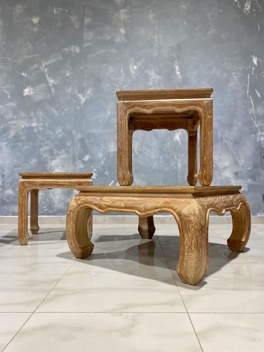 Zestaw czterech drewnianych stolikow oczyszczonych