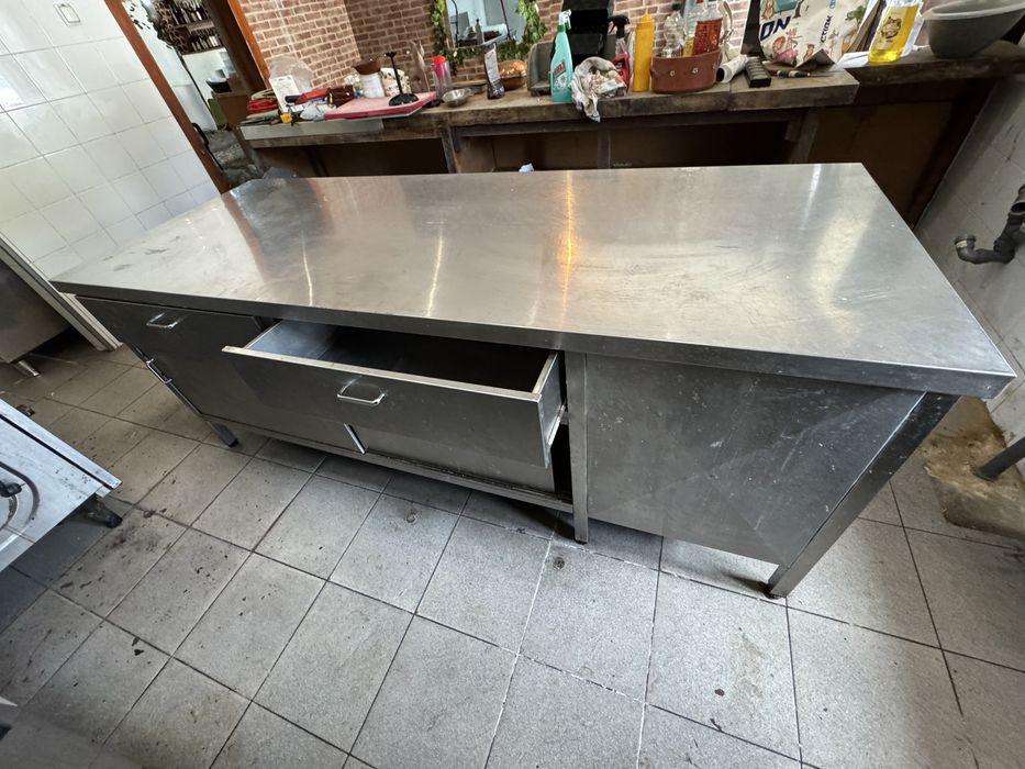 Bancada de inox c/ gavetas e portas deslizantes