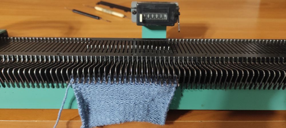 Продам в'язальну машину Нева 2