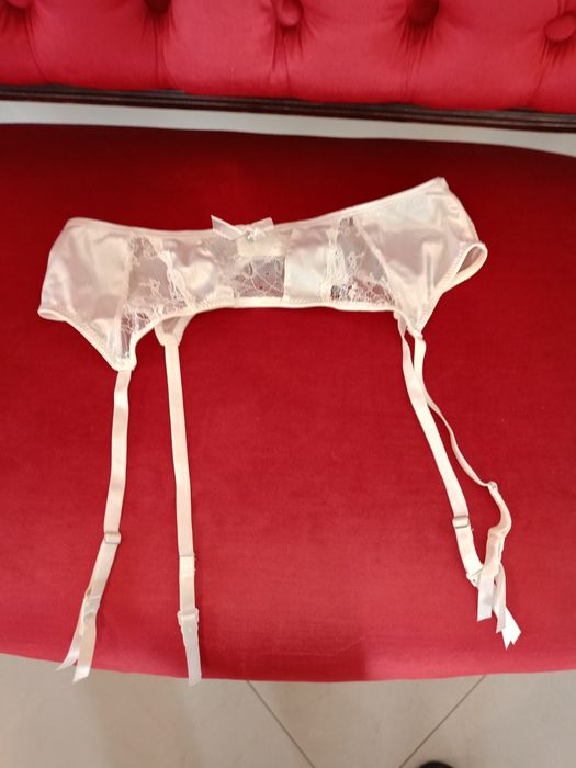 Piękny ecru pas do pończoch.