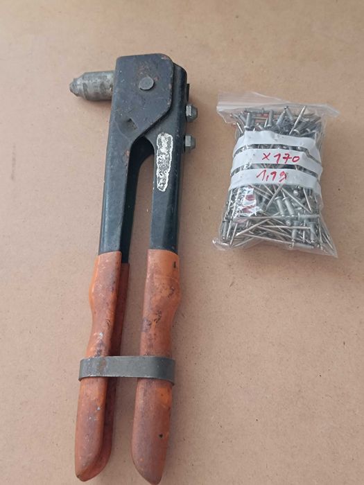 Ferramenta Rebitadora manual e Rebites