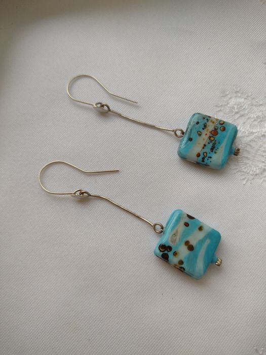 kolczyki 6cm kostka niebieska lampwork na żmijce