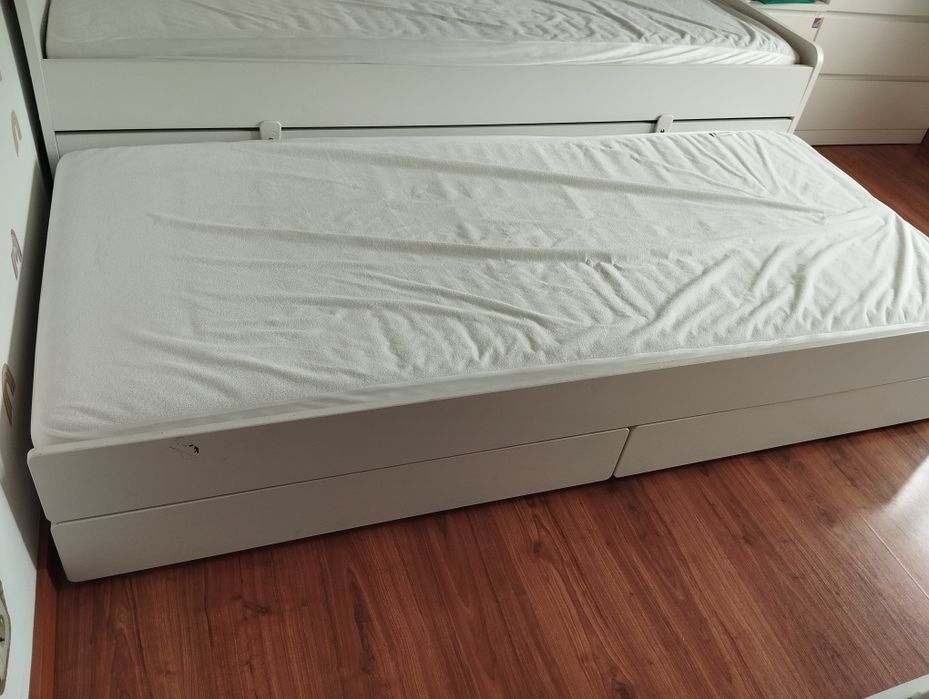 Cama dupla com gaveta e arrumação IKEA